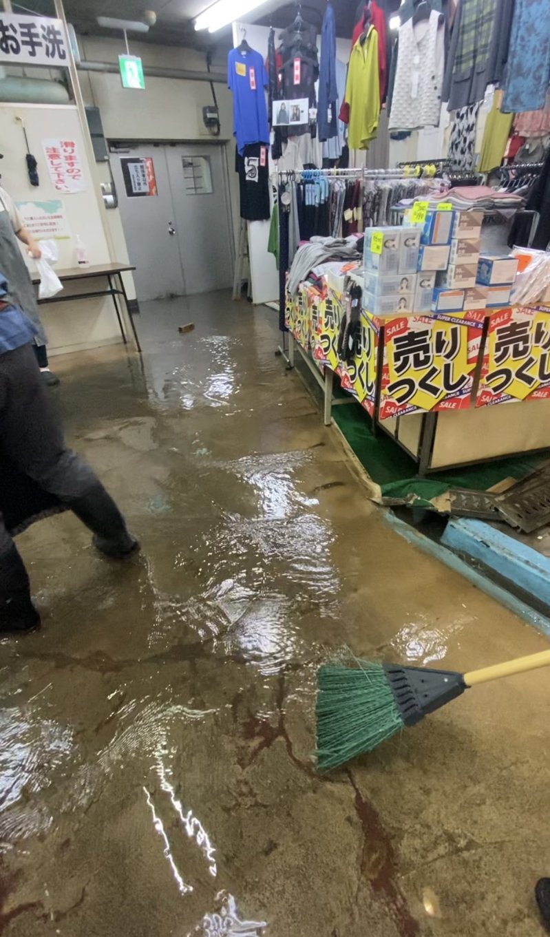 根據北海道消防局統計，小樽市內超過20個地方受到大雨影響，出現道路、住家淹水等災情。圖／取自X@nantaru_aso