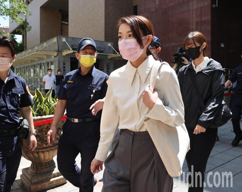 新竹市長高虹安（前）到台北地方法院出庭，受訪時表示自己昨天已經接受新竹市政府政風單位的調查。記者林澔一/攝影