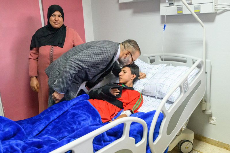 摩洛哥馬拉喀什發生強烈地震後，摩洛哥國王穆罕默德六世在穆罕默德六世大學醫院中心看望受傷的地震倖存者。路透社