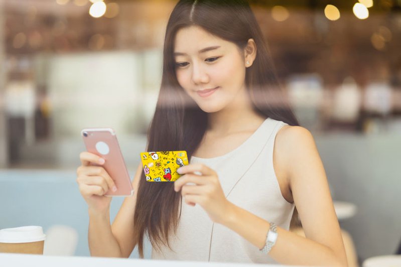搶攻iPhone15換機潮，兆豐銀行推出四大刷卡購機方案，分期最高可賺2500元回饋。圖/兆豐銀行提供