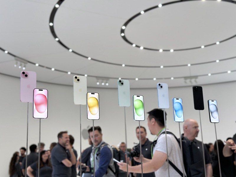 iPhone 15和iPhone 15 Plus將提供粉紅色、黃色、綠色、藍色和黑色等5款令人驚豔的新顏色。記者黃筱晴／攝影