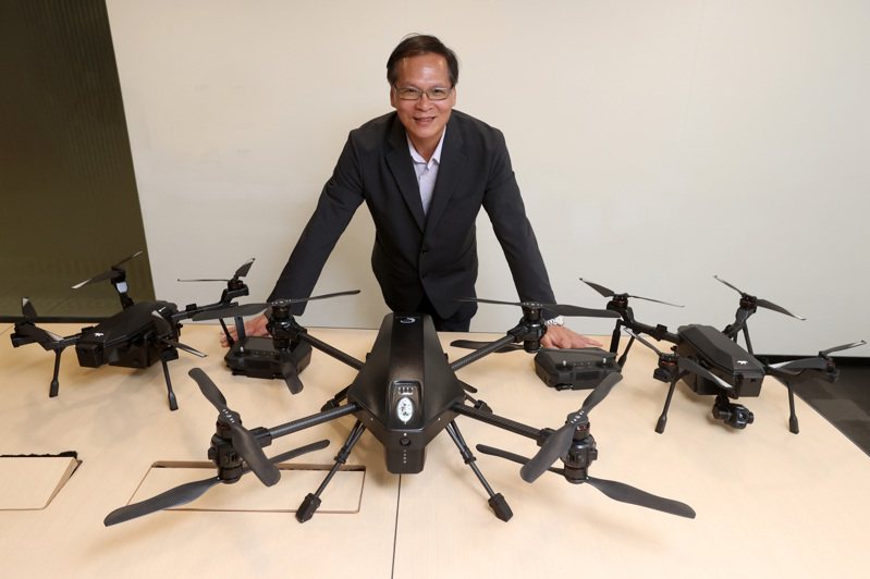 中光電智能機器人公司總經理謝啟堂展示自主研發研發完成的垂直升降、水平飛行的VTOL無人機。記者胡經周／攝影