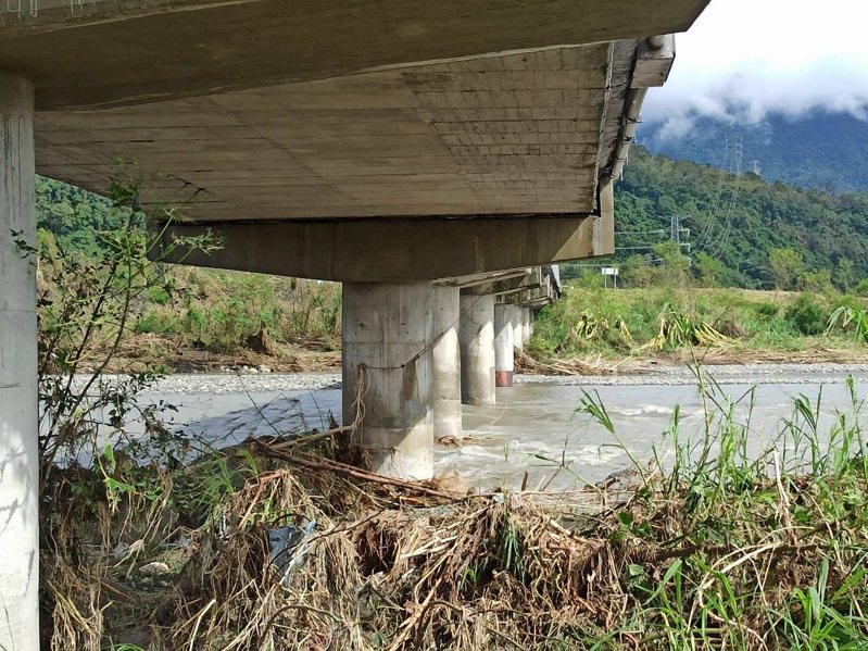 花蓮明里大橋經橋測發現橋墩沉陷有安全疑慮，14日起封橋。圖／富里鄉公所提供