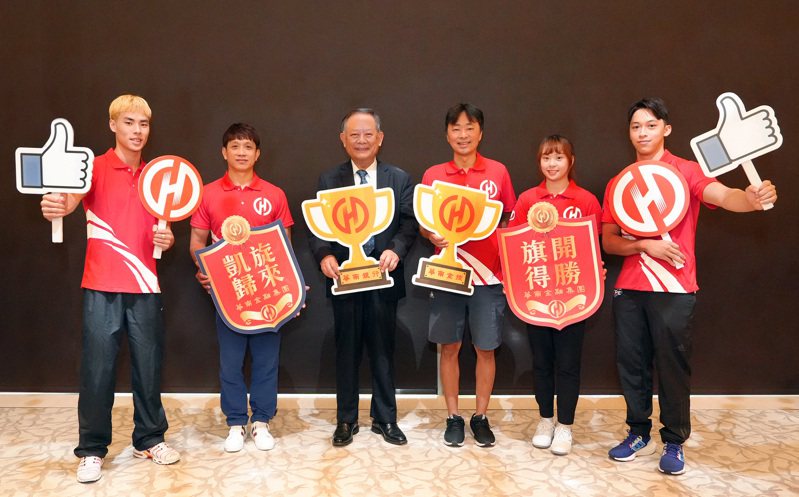 華南金融集團為台灣體操代表隊赴杭州亞運出賽加油，董事長張雲鵬（左三）與選手葉政（左一 ）、總教練林育信 （左二）、教練鄭焜杰 （左四）、選手賴品儒（左五）及蕭佑然（左六）合影。圖/華南金控提供