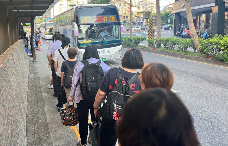 基隆新橫濱常客滿通勤族搭不上車，國光1813D將調整增班。圖／鄭文婷提供