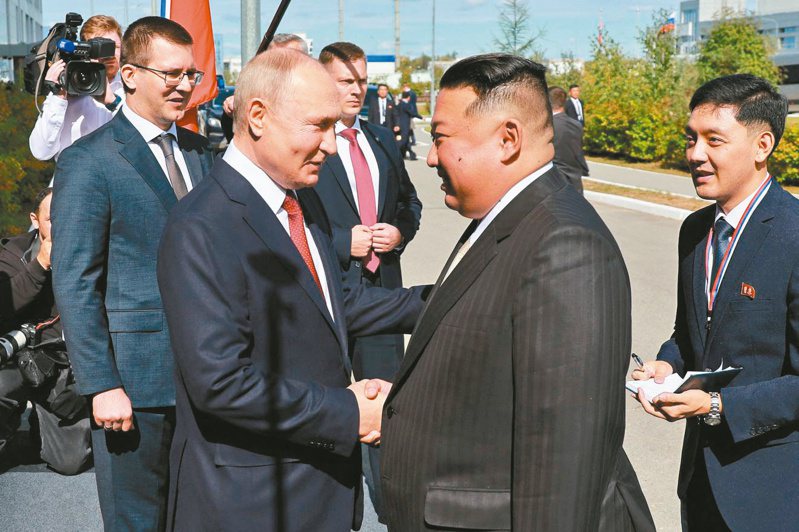 四年來 首會面
俄羅斯總統普亭（前左）十三日在俄國東方太空發射場會見北韓領導人金正恩（前右），這是兩人四年來首次會面。（法新社）