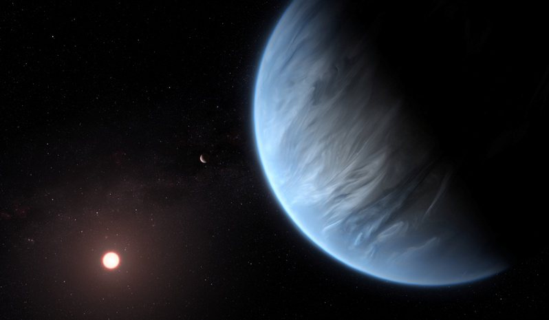 藝術家筆下K2-18b行星環繞紅矮星公轉示意圖。科學家觀測到，這顆行星疑似具有生物才能產生的含碳分子。（路透）