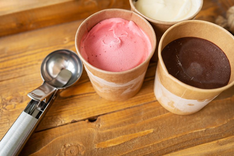 一位日本網友和老公分食冰淇淋，但分食方式引起討論。示意圖，非當事人及事物。圖片來源／ingimage