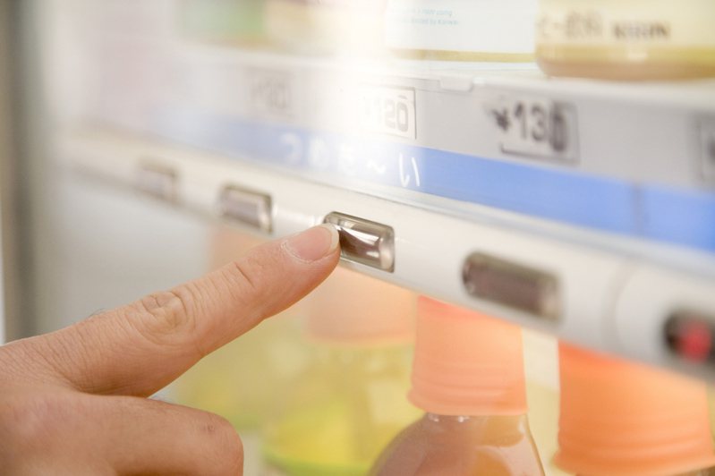 一位日本網友在用自動販賣機購買果汁時，卻出現一件令他相當困惑的物品。示意圖，非當事人及事物。圖片來源／ingimage