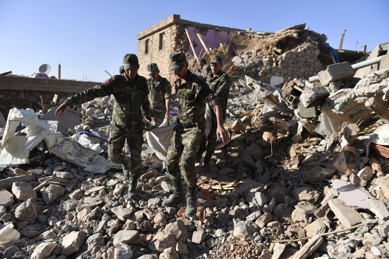 強震襲擊摩洛哥，圖為當地軍人從廢墟裡抬出罹難者遺體。歐新社