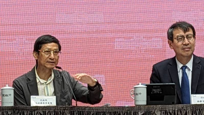 行政院發言人林子倫（右起）與政務委員林萬億。記者劉宛琳／攝影