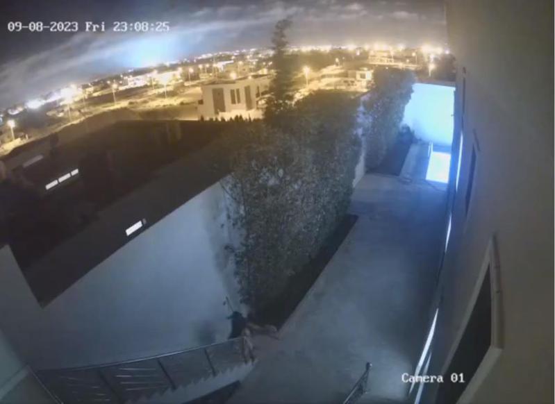 摩洛哥一處民宅的攝影機，在8日發生強震前幾分鐘，拍攝到天際閃現藍光。X/推特@Eyaaaad