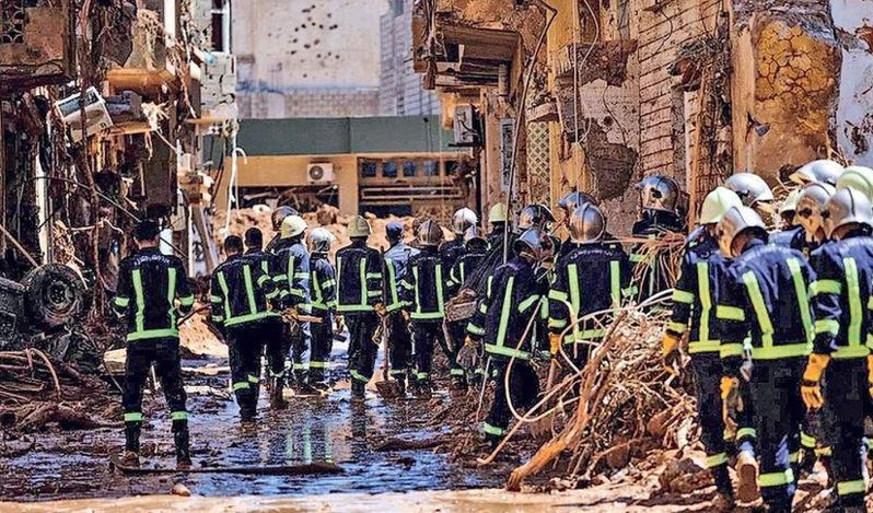利比亞洪災重災區德納，埃及救援隊成員檢查受災地區。路透