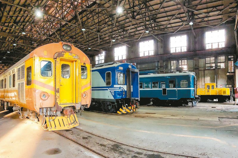 國家鐵道博物館於客車工場展示九輛典藏客、貨車，並開放部份車輛供民眾登車參觀。圖／文化部提供