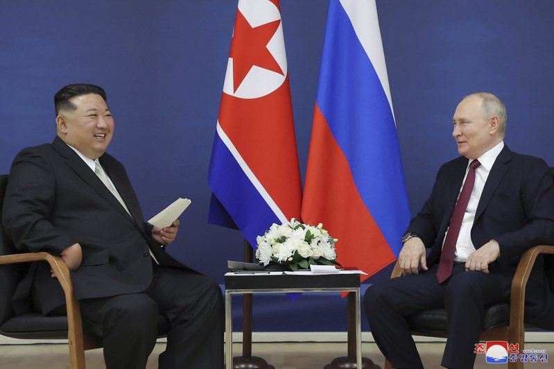 北韓領導人金正恩（左）與俄羅斯總統普亭（右）。圖／美聯社