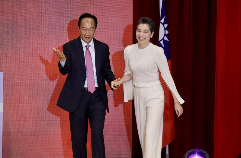 鴻海創辦人郭台銘（左）找藝人賴佩霞（右）搭擋投入總統大選。本報資料照片