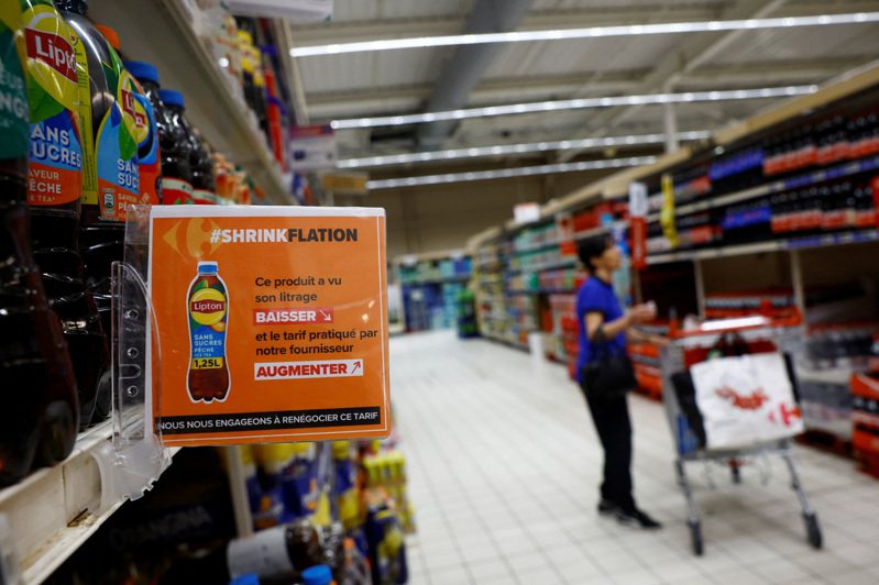 家樂福（Carrefour）在賣場貨架上明顯標示一些商品內容縮水，價格上漲。路透