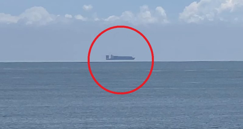 台東今天中午有民眾在海濱公園外海發現1艘貨輪在空中飄浮？還不斷往南邊前行，一度以為眼花，並拍攝下來，其他人看到影像驚呼「怎麼可能」。圖／讀者提供