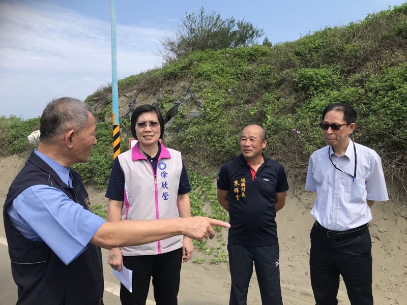 徐欣瑩（左2）至新豐海岸會勘，地方村長提出應盡快解決流浪犬出沒傷人問題。記者巫鴻瑋／攝影