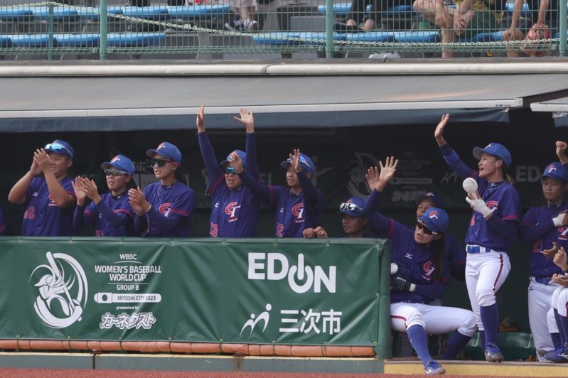 世界盃女子棒球錦標賽台灣隊（圖）小組賽3連勝後已確定取得2024年決賽門票，16日則與地主日本隊交手，台灣打線無法突破，終場以0比2吞首敗。（WBSC世界棒壘球總會提供）中央社