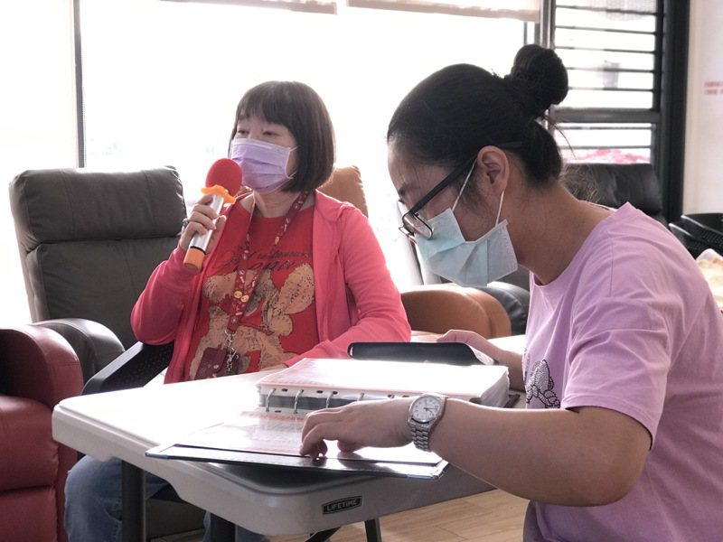 中華民國家庭照顧者關懷總會和嘉義市長期照顧管理中心合作，在嘉義市推出創新「互助喘息」服務，家庭照顧者彼此互助、輪流休息。圖／新動能社會工作師事務所提供
