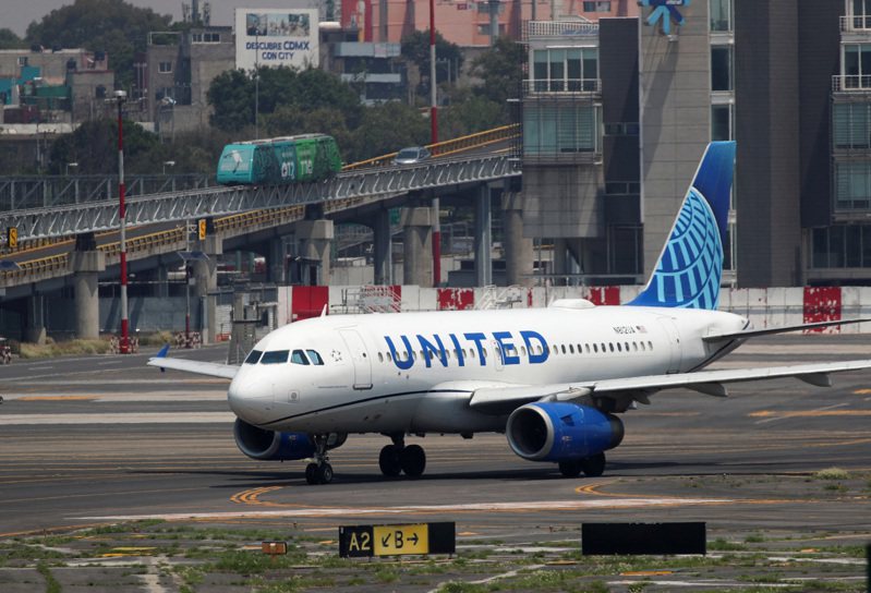 美国联合航空一架飞往罗马的班机半途折返，并在10分钟内直降超过8500公尺。路透(photo:UDN)
