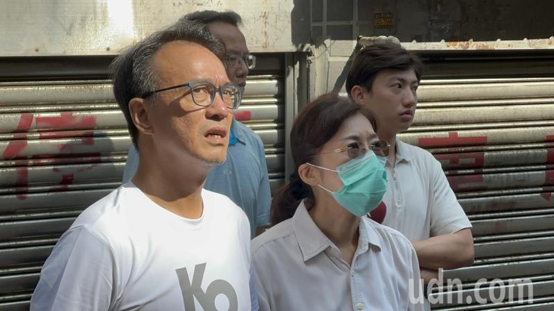 柯妹柯美蘭（右）與新竹市議員李國璋（左）站在柯家前，監督柯文哲老家疑似違建拆除。記者巫鴻瑋／攝影