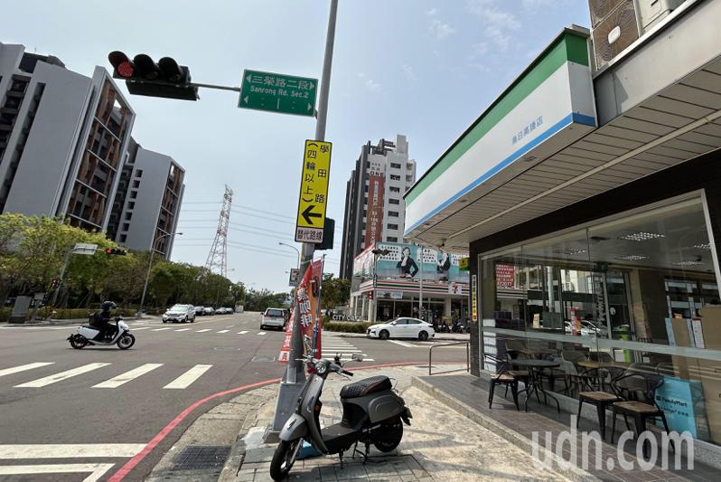台中高鐵特區有「超商一條街」稱號，一處路口就有2家超商相對。記者趙容萱／攝影