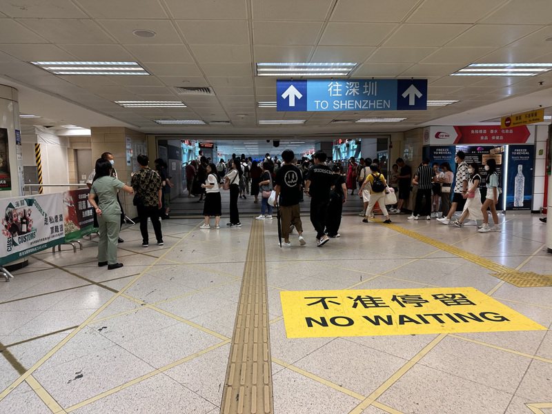 中國海關總署宣布，調整出入境健康申報卡內容，入境人士不用再申報搭乘交通工具座位號、旅居史起訖日期、境內居住地址和其他等8個項目，繁雜申報內容由18個縮減為10個。香港中通社