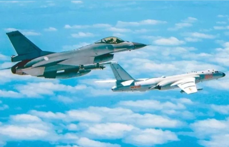 台灣F-16V戰機（左）監控共軍轟六機圖。圖/國防部提供