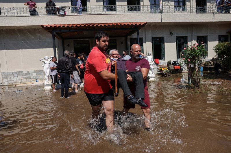 希臘政府計劃透過調高飯店的住宿稅，把氣候變遷相關的天災損害防護金額提高一倍。路透