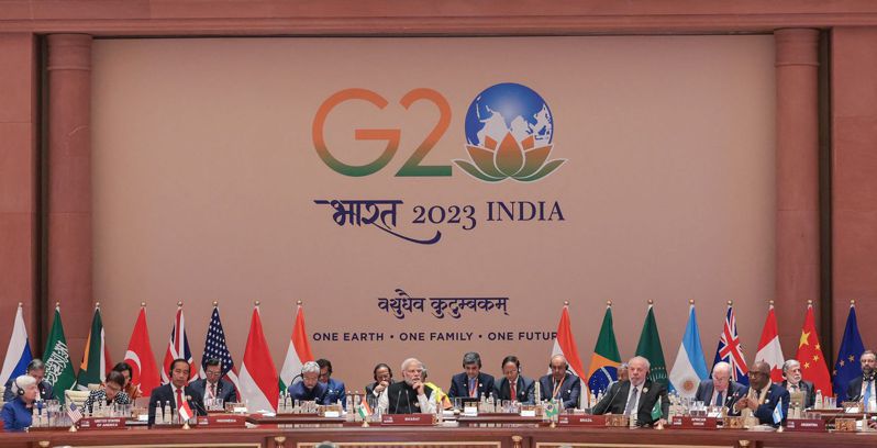 印度總理莫迪（中）10日在新德里主持廿國集團（G20）峰會閉幕式。（法新社）