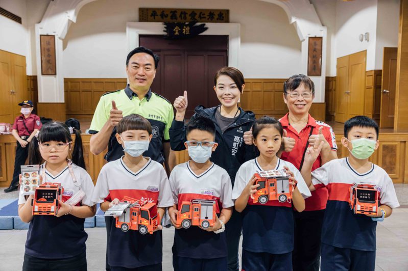為建立學童消防安全觀念，提升災害應變能力，新竹市政府針對國小4年級學生辦理消防護照認證活動。圖／市府提供