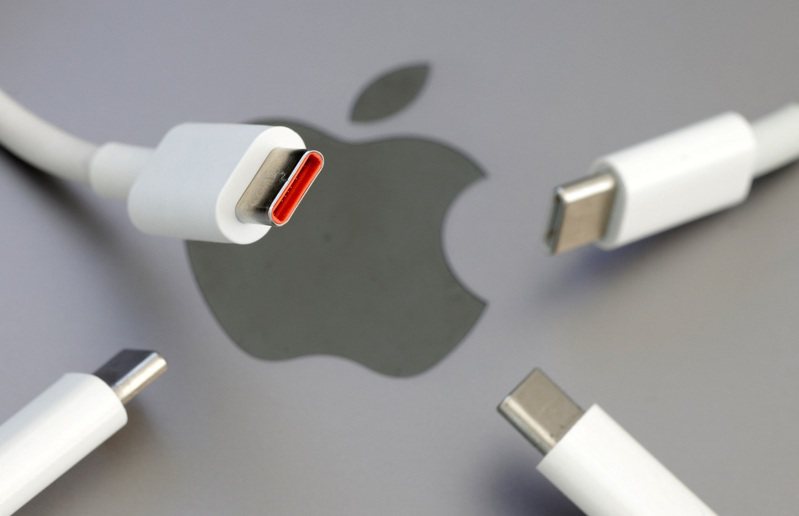 蘋果新一代 iPhone 15 因應歐盟等國要求，已將接口由 Lightning 改成 USB Type-C。(路透)