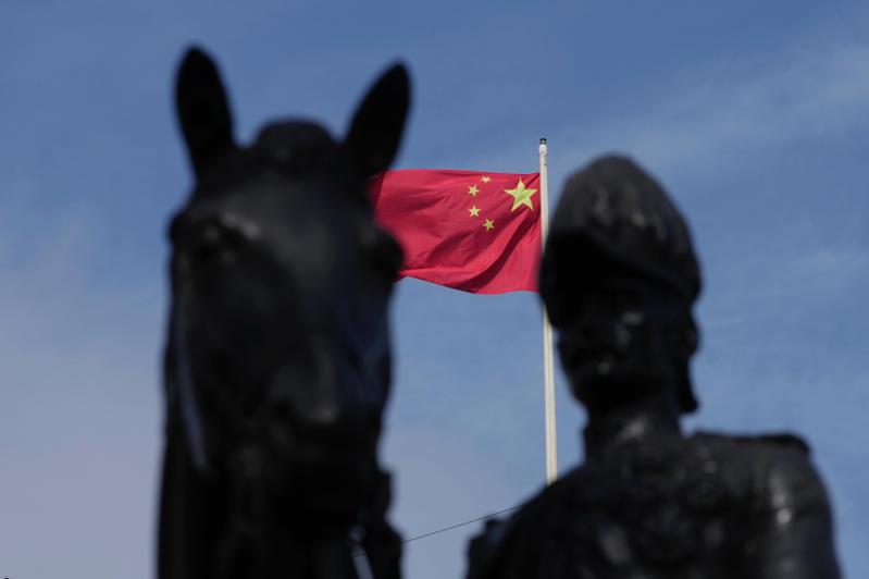 共諜風波導致英國對中國大陸的疑慮進一步加深，圖為北京駐點倫敦大使館升起的五星旗。（美聯社）