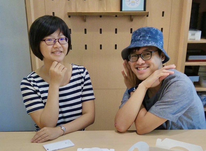 何湘玲(左)與王逸勳(右)以《節氣x六感實驗室》入圍「節目類聲音設計獎」。圖／視訊系主任胡佩芸提供
