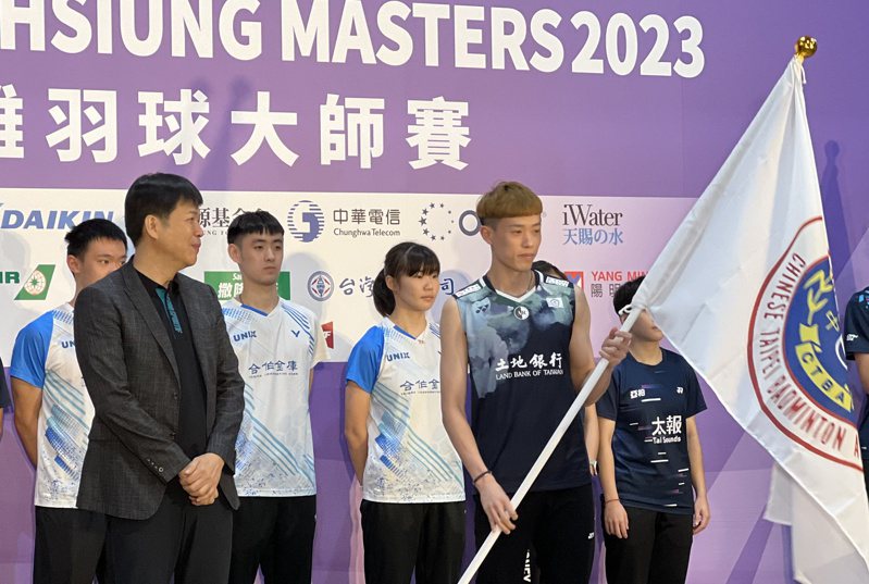 林俊易（右）在高雄羽球大師賽記者會上接旗。記者曾思儒／攝影