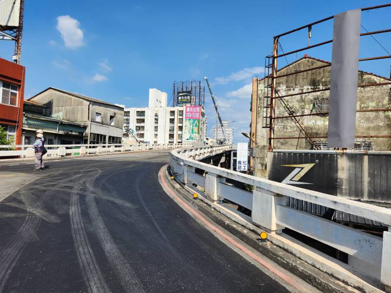 台南市中西區與東區交界的東門陸橋，9月20日上午短暫封閉，請用路人提前改道行駛。圖／南市交通局提供