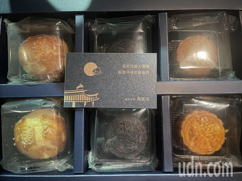新竹市政府今年致贈民代中秋月餅禮盒。記者張裕珍／攝影