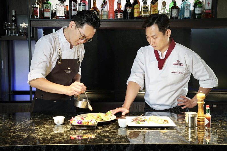 在探索食材可能與調料魅力過程中，陳彥嘉(左)與蕭凱澤(右)建立絕佳的食藝默契。台中福華提供