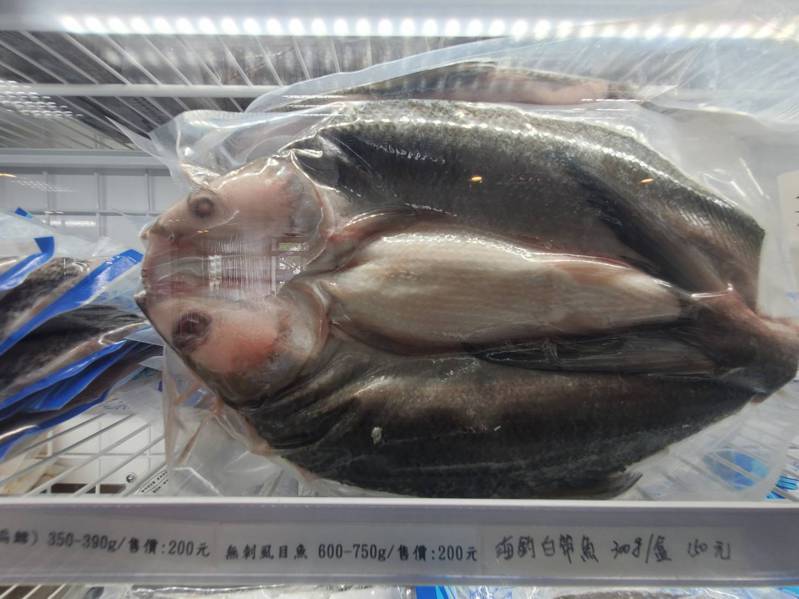 彌陀區漁會推出多種新鮮急速冷凍的虱目魚商品，包括無刺虱目魚，方便不會挑刺的人料理。記者王勇超／攝影