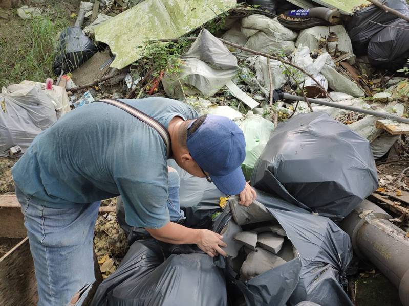 台中市清水區海風段1217號保安林地遭丟棄大量廢棄物，經蒐證後移送法辦。圖／林業保育署台中分署提供