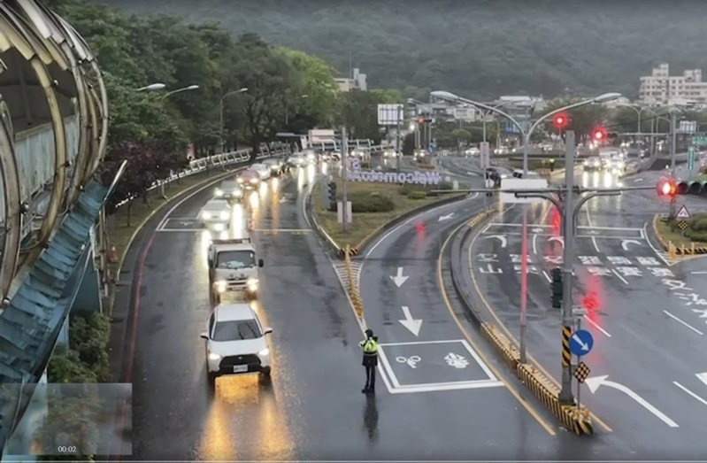 國道5號宜蘭至頭城晚間又出現紫爆，車速只有16公里，圖為車潮示意圖。圖／宜蘭縣警局提供