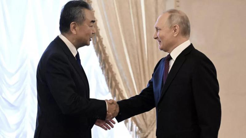 俄羅斯總統普亭在會見中國大陸外長王毅時表示，他接受了大陸國家主席習近平請他10月訪華的邀請。（俄羅斯衛星通訊社）