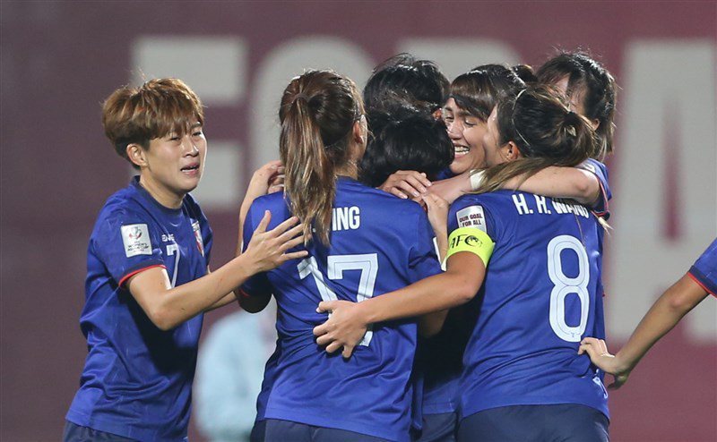 杭州亞運女子足球賽事，中華女足在分組賽首戰逆轉擊敗印度後，今天第二戰面對強敵泰國，靠著第36分鐘泰國烏龍球，最終以1：0勝出，分組賽以2連勝搶下龍頭晉級8強賽。 資料照