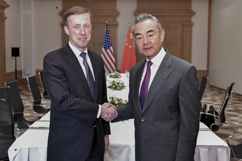 中共外交部長王毅（右）、美國國家安全顧問蘇利文（左）。美聯社