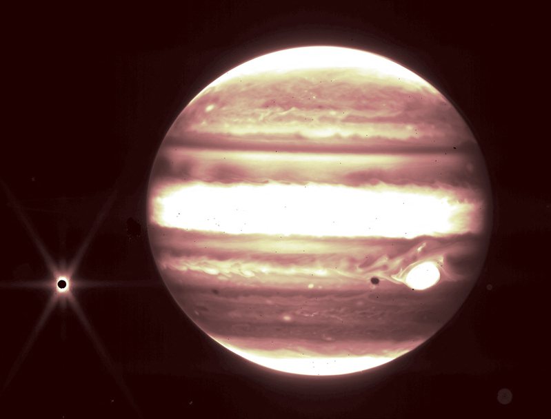 針對韋伯太空望遠鏡所得資料進行的研究表明，在木星天然衛星之一木衛二（Europa）上檢測到的二氧化碳。法新社