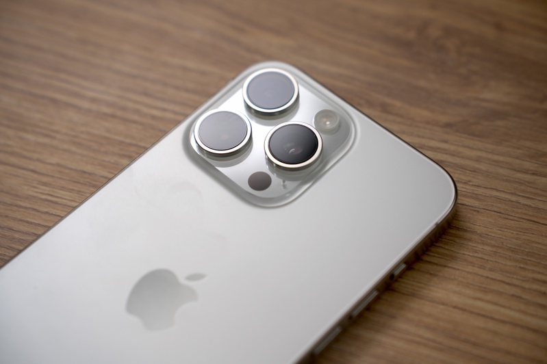 在幾乎與前代相同的機身大小中，iPhone 15 Pro Max放入最新四連反射稜鏡設計，並結合光學影像穩定和自動對焦3D位移式感測器模組，帶來更多拍攝焦段選擇。記者黃筱晴／攝影