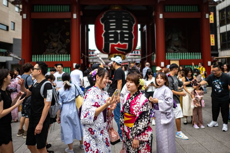 日本东京21日发布「流感流行注意报」，创1999年开始统计相关资料以来最早纪录。图为日本民众和海外游客7日在东京浅草寺观光。法新社(photo:UDN)