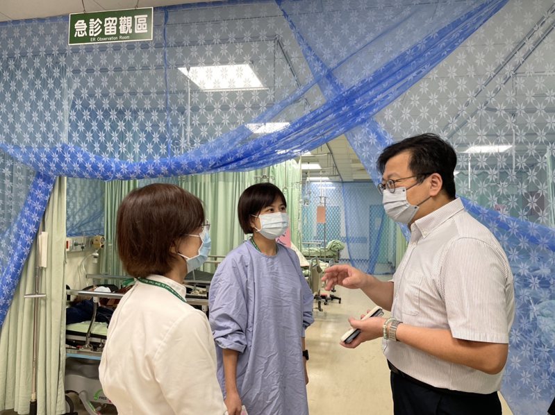 台南市登革熱防疫總顧問許以霖（右）走訪台南各大醫院協助機動調度床位。圖／台南市衛生局提供